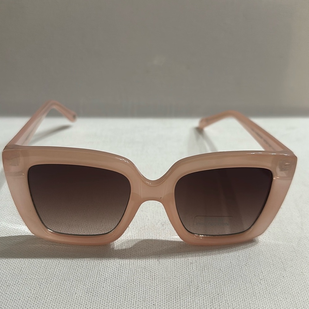 NWT Fossil Cat Eye Sunglasses in Milky Pink color and brown 100% UV lenses.